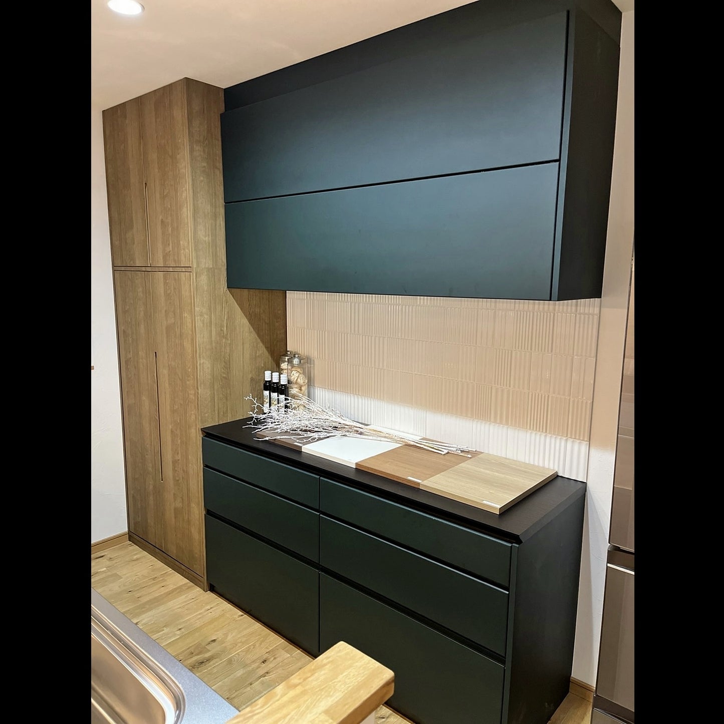 【KJ002】丸仙工業 カップボード 食器棚 キッチン収納/2種セット(茶:W800 黒:W1620)/モデルルーム展示設置品