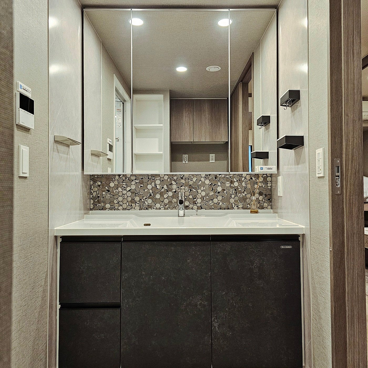 【SKG30】タカラスタンダード製 ミラーキャビネット付き洗面化粧台/三面鏡/W1200/モデルルーム展示設置品