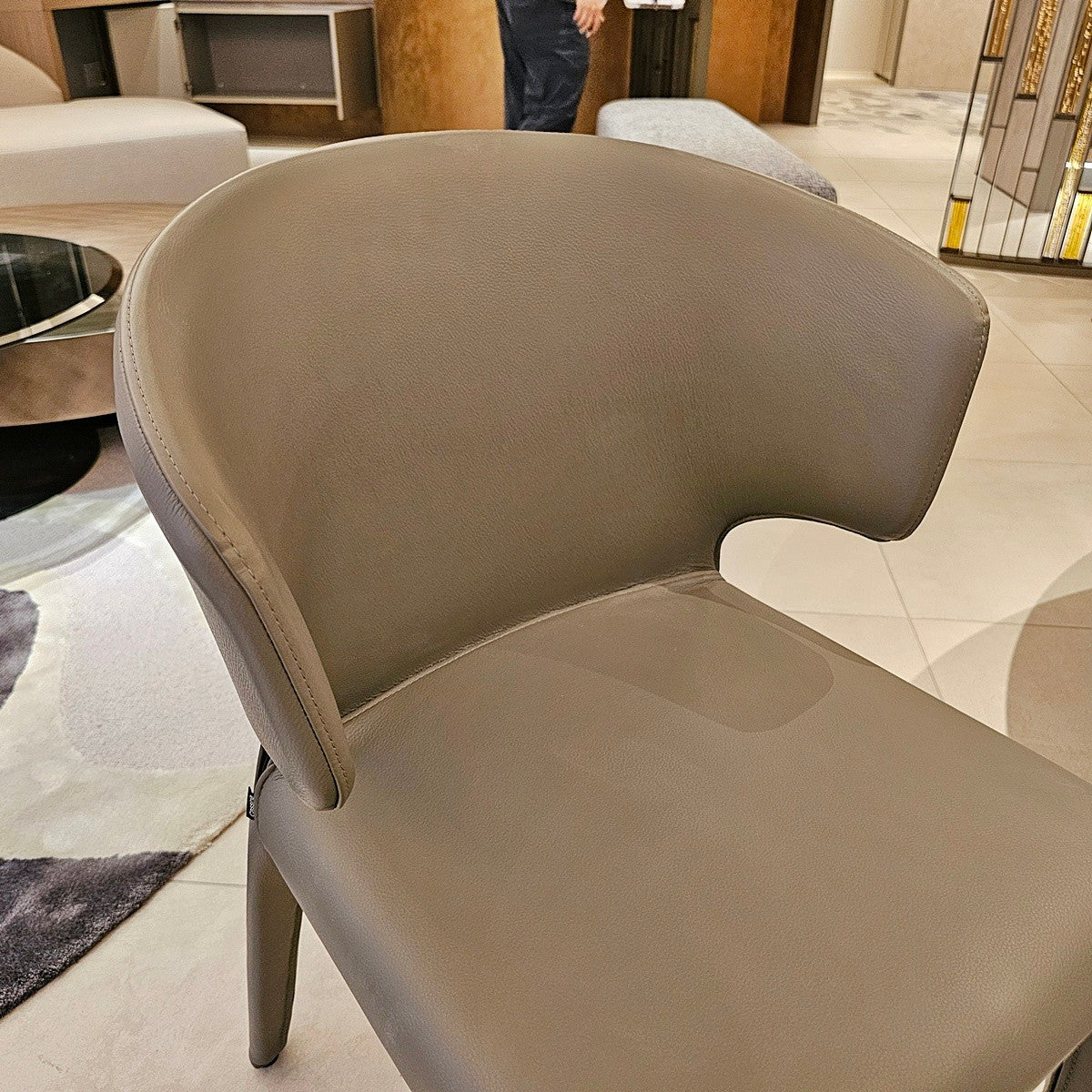 【KCN19】Cassina カッシーナ 367 HOLA オラ アームチェア ダイニングチェア モデルルーム展示設置品