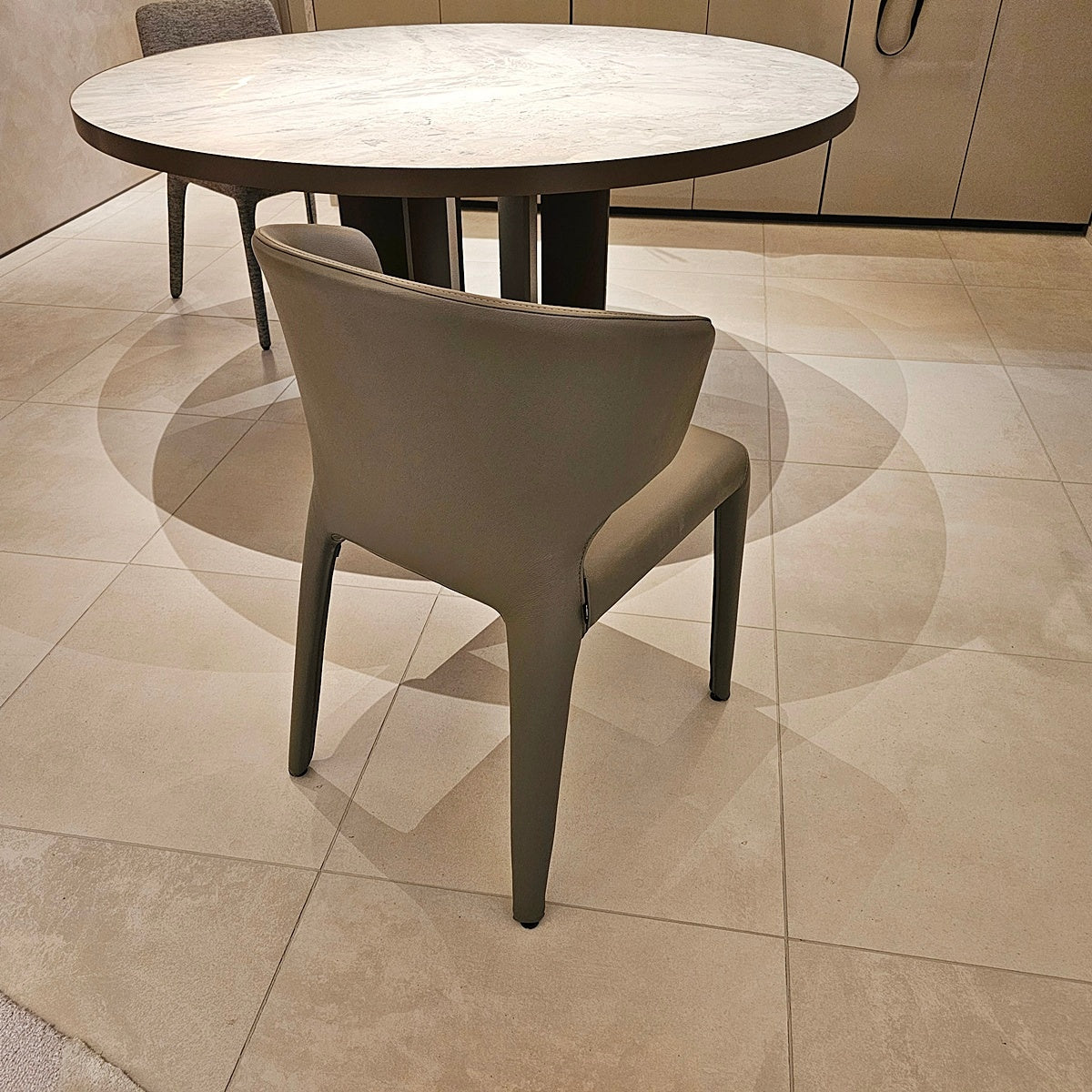 【KCN19】Cassina カッシーナ 367 HOLA オラ アームチェア ダイニングチェア モデルルーム展示設置品