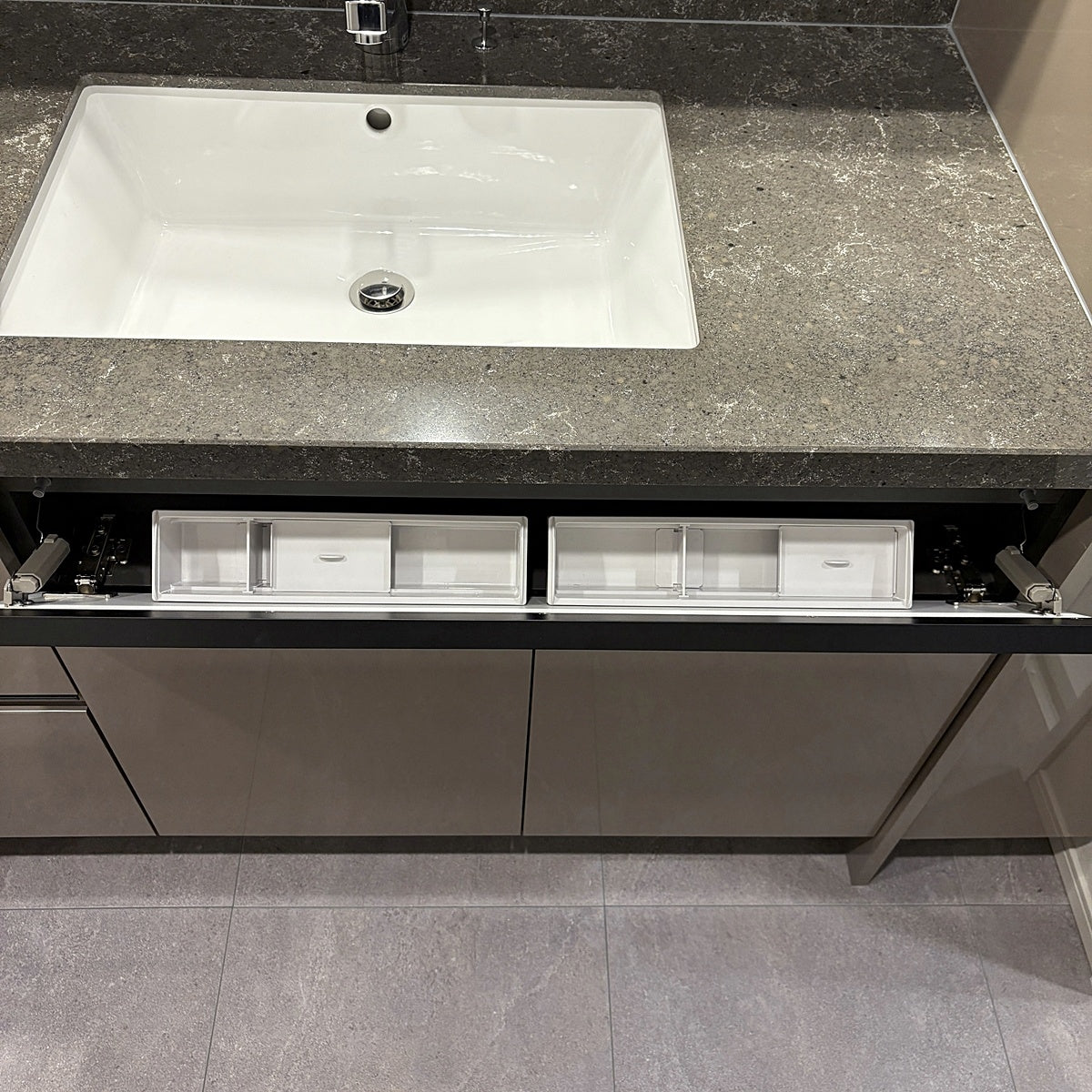 【RAR03】高級品 タカラスタンダード ハイグレード洗面化粧台 アンダーカウンターボウル 三面鏡キャビネット トールユニット モデルルーム展示