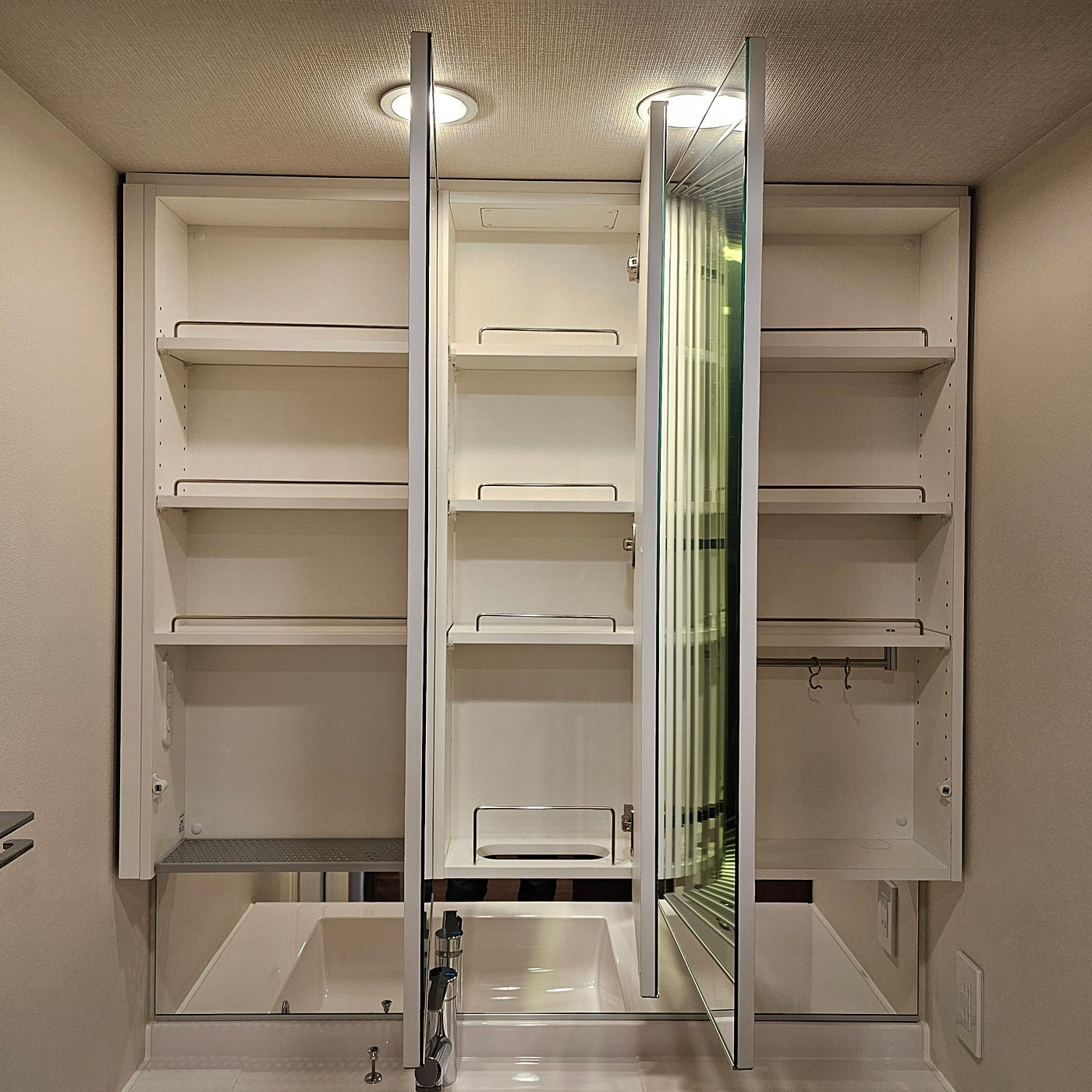 【PFK17】ミラーキャビネット付き洗面化粧台/三面鏡/W1200/モデルルーム展示設置品