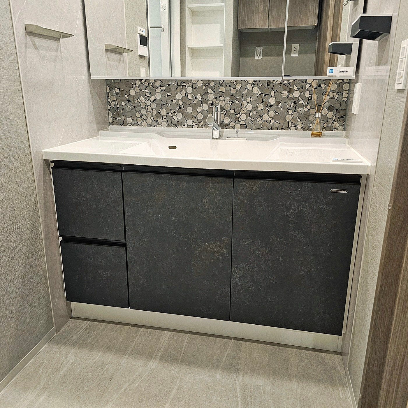 【SKG30】タカラスタンダード製 ミラーキャビネット付き洗面化粧台/三面鏡/W1200/モデルルーム展示設置品