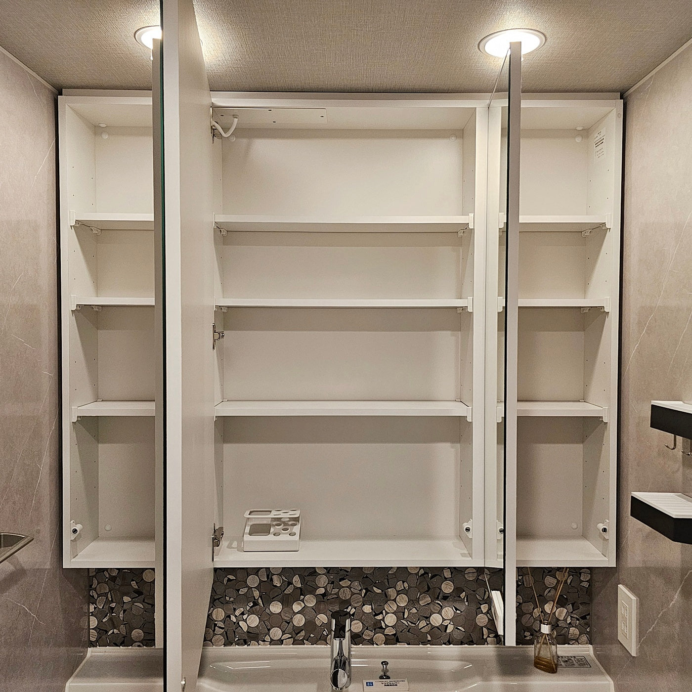 【SKG30】タカラスタンダード製 ミラーキャビネット付き洗面化粧台/三面鏡/W1200/モデルルーム展示設置品