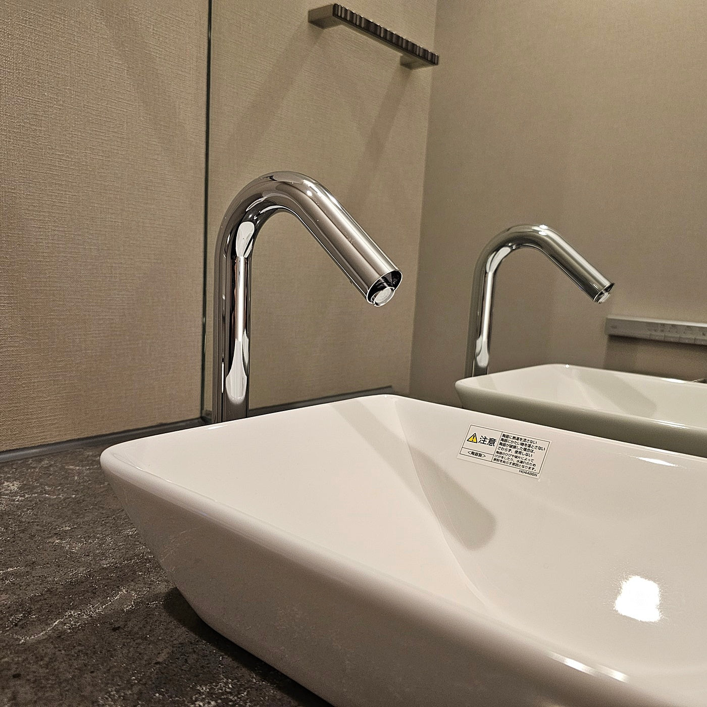 【NSK07】トイレ手洗い台 タカラスタンダード:手洗い台キャビネット/TOTO 陶器ボウル/変形ミラー