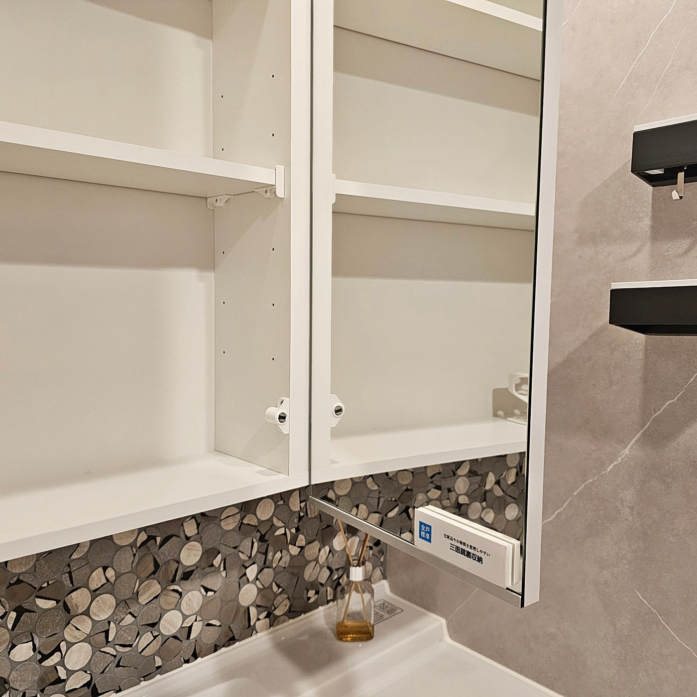 【SKG30】タカラスタンダード製 ミラーキャビネット付き洗面化粧台/三面鏡/W1200/モデルルーム展示設置品