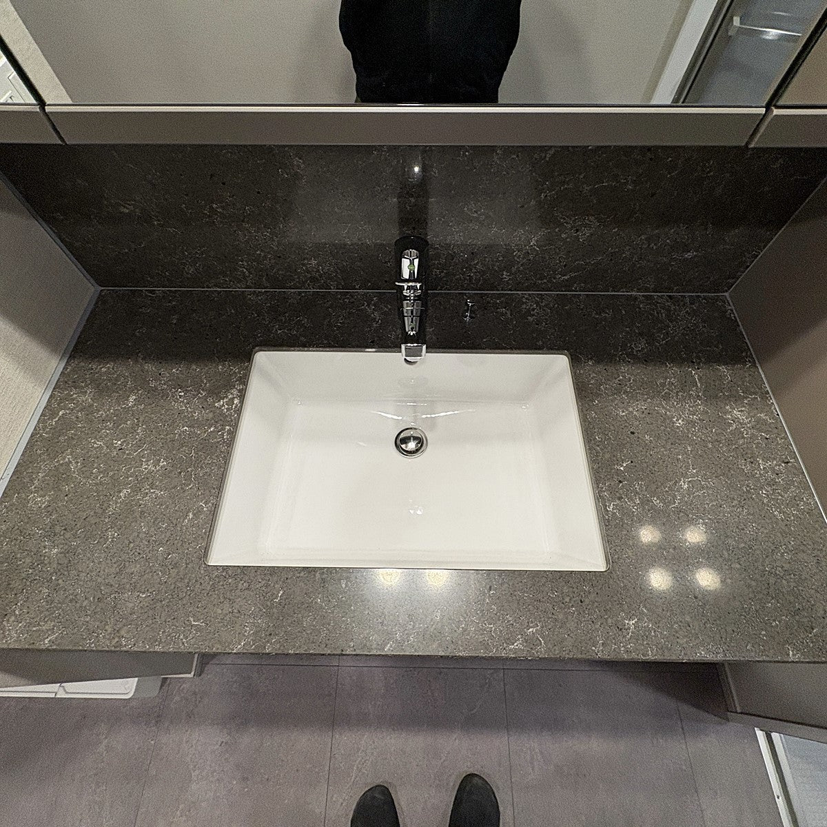 【RAR03】高級品 タカラスタンダード ハイグレード洗面化粧台 アンダーカウンターボウル 三面鏡キャビネット トールユニット モデルルーム展示